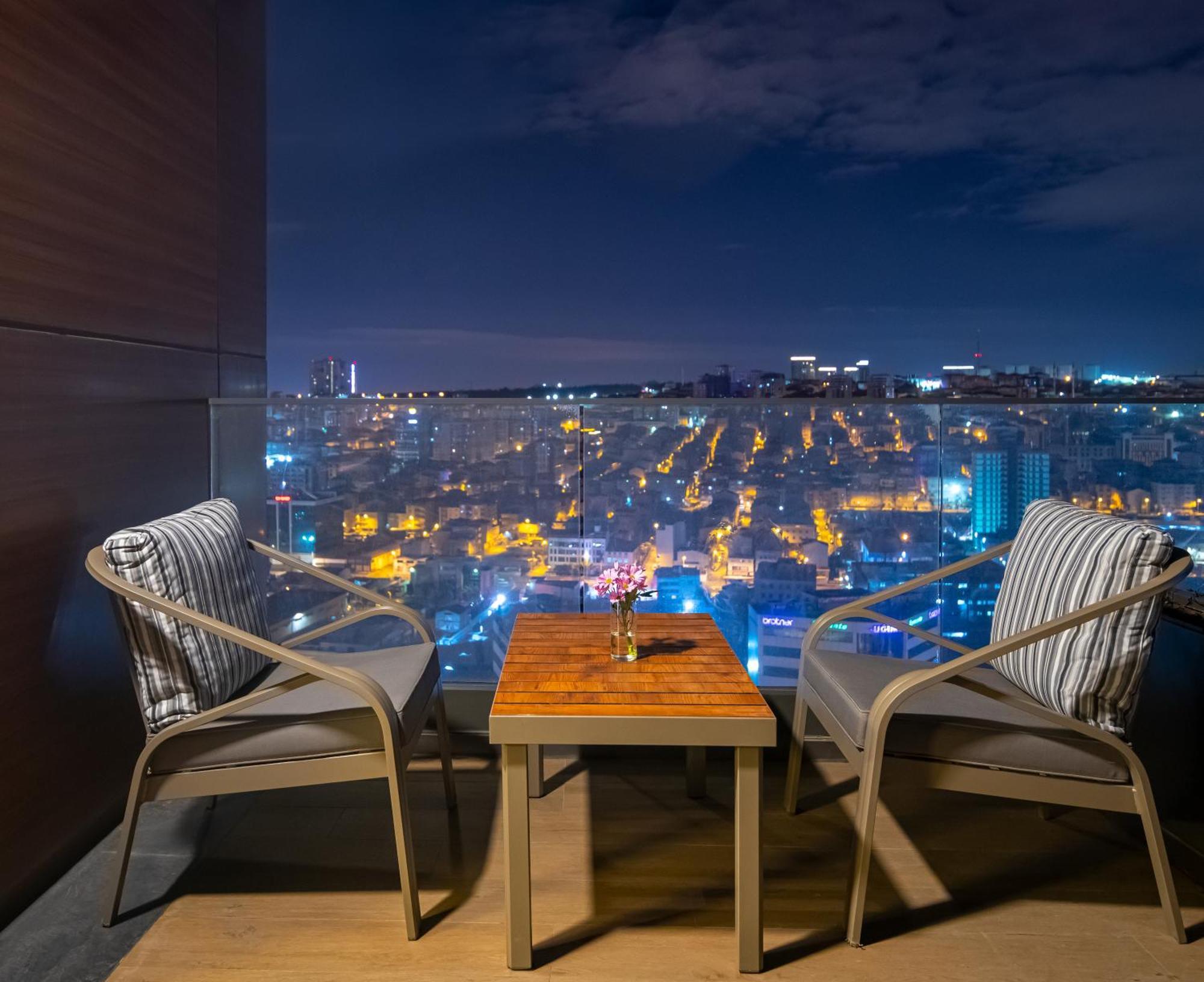 Movenpick Living Istanbul West Hotel Eksteriør billede View from the balcony of a suite